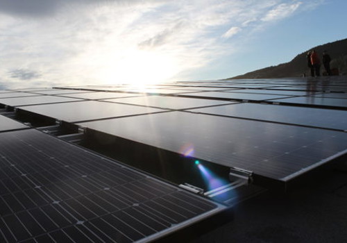 Brannstasjonen i Drammen får strøm fra sola